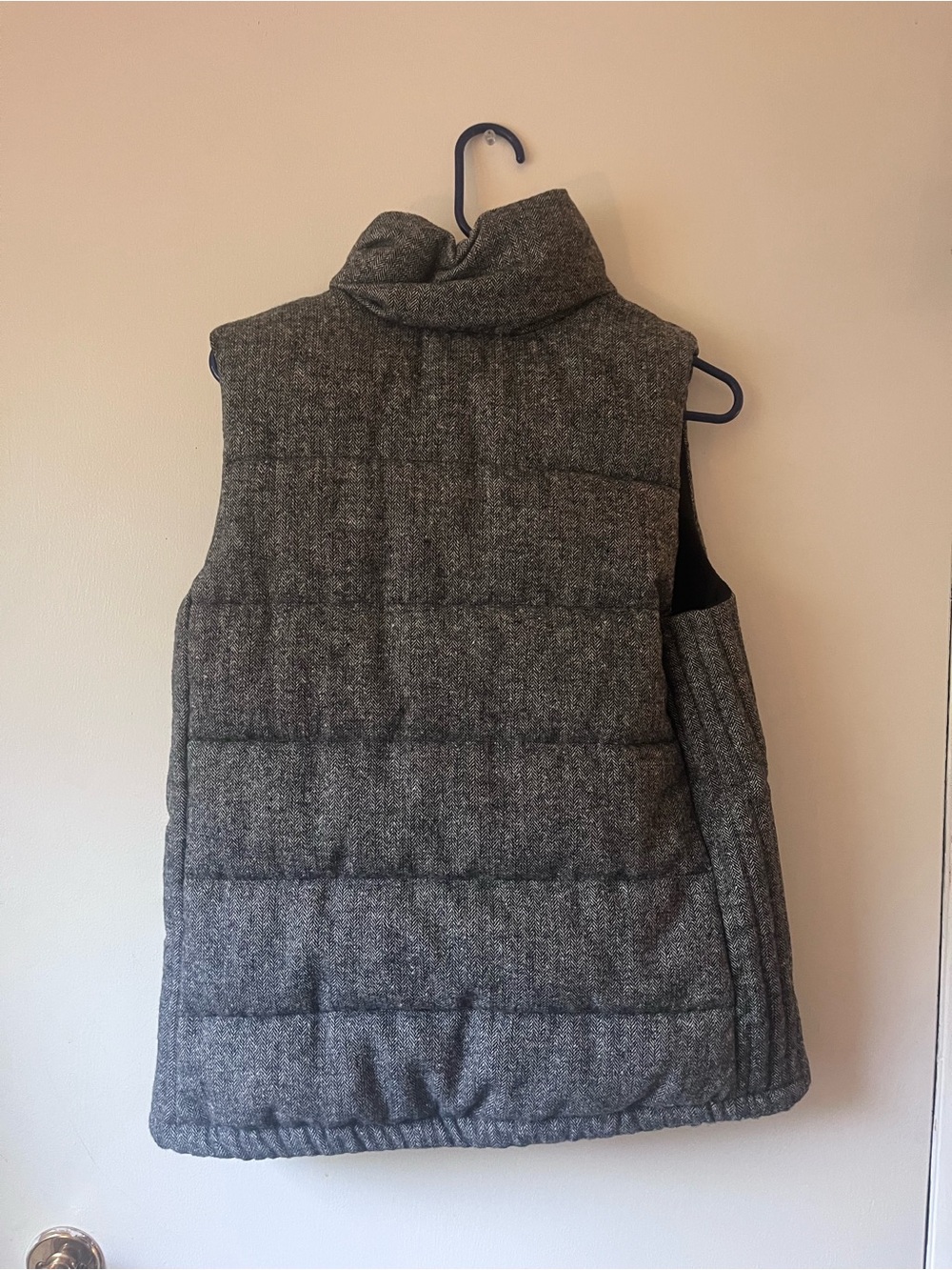 Old Navy Women's Quilted Gray Puffer Vest - Sleeveless Coat Size Medium - Picture 4 of 4